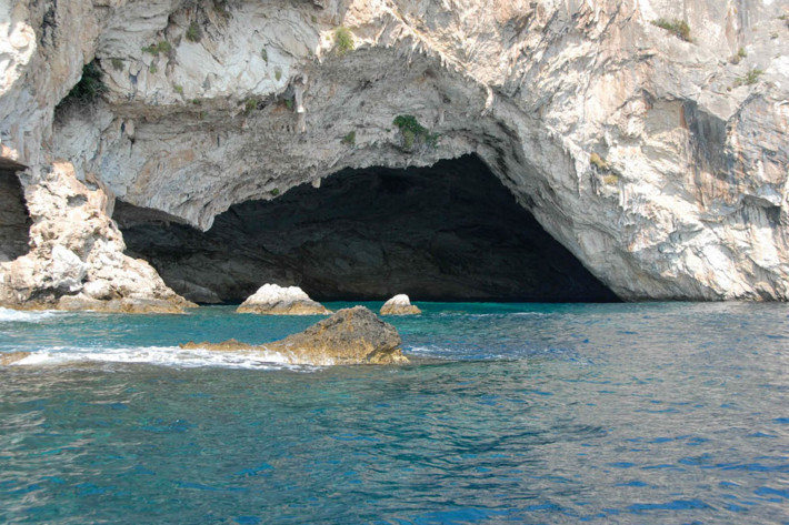 Papanikolhs Cave